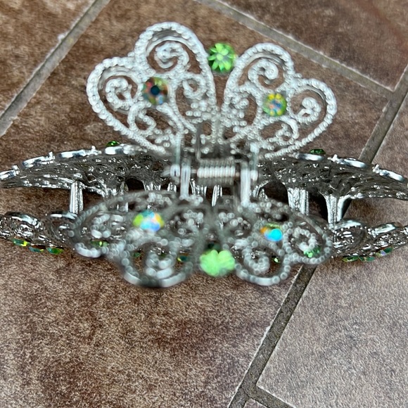 Gorgeous hair claw grasp accessory. Silver toned with green crystals both sides - Picture 2 of 5